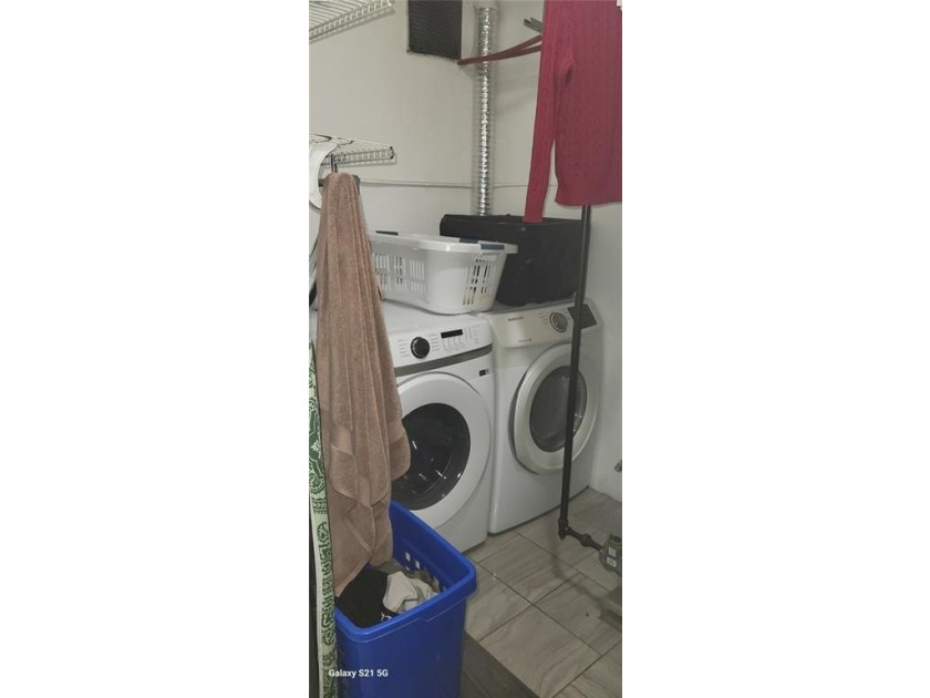 East New York: Beautiful 2 family house featuring a 3 bedroom, 2 - photo 4
