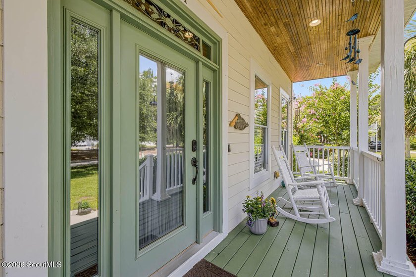 Set in a timeless mid-island location, this charming - photo 3