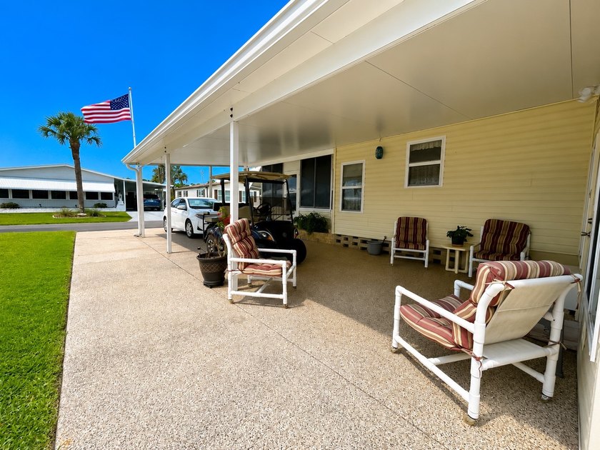 This tastefully updated and well maintained 2 bed 2 bath - photo 2