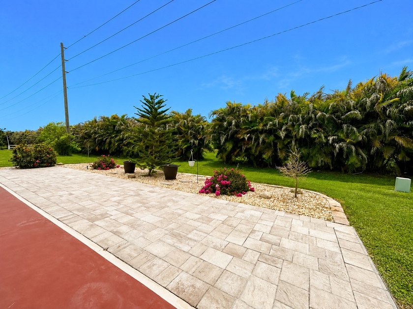 This tastefully updated and well maintained 2 bed 2 bath - photo 4
