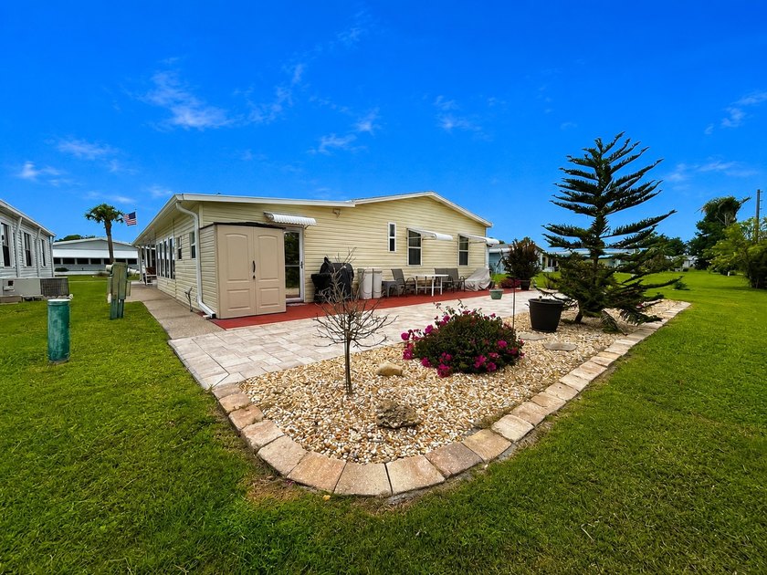 This tastefully updated and well maintained 2 bed 2 bath - photo 5