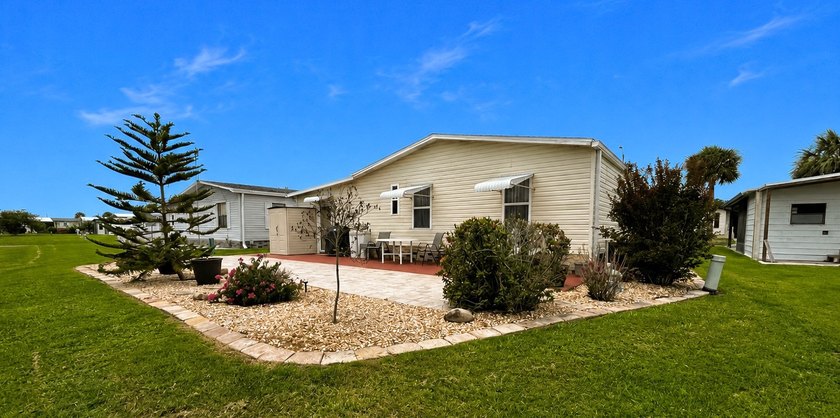 This tastefully updated and well maintained 2 bed 2 bath - photo 6
