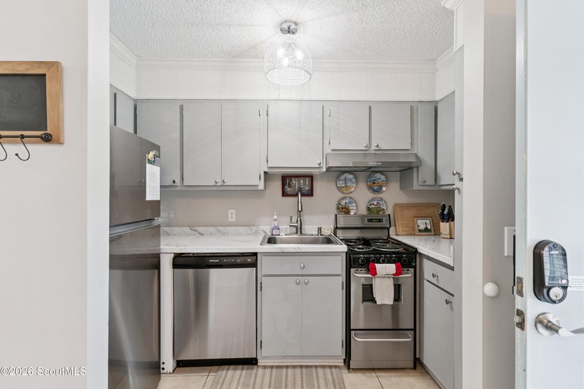 Beautifully updated, fully furnished coastal condominium - photo 8