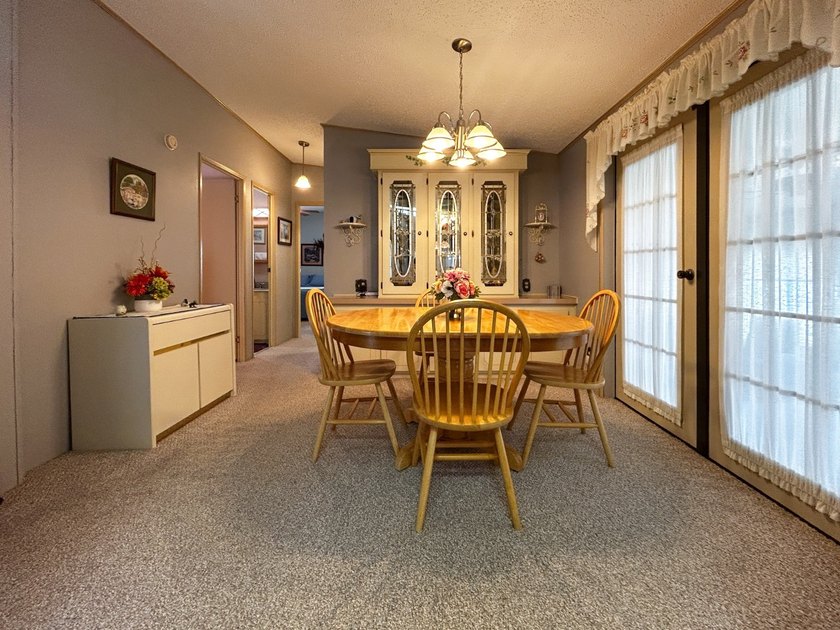 This tastefully updated and well maintained 2 bed 2 bath - photo 8