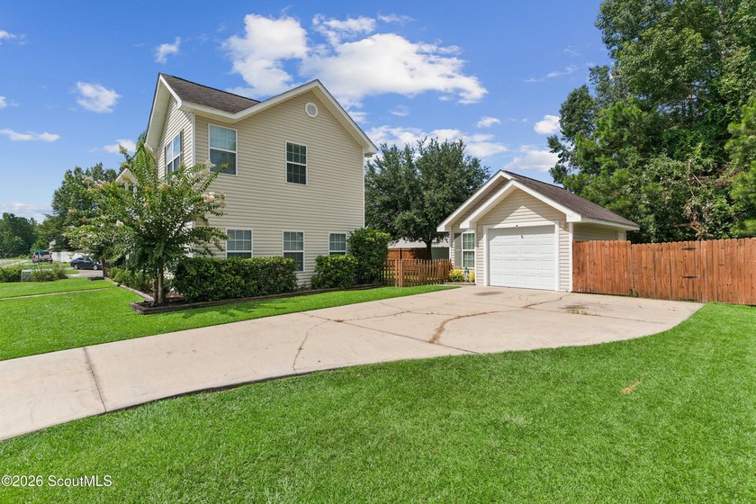 Gracefully positioned on a premium corner lot, this beautifully - photo 3