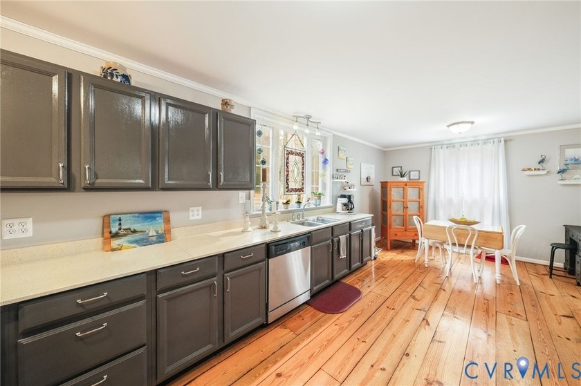Embrace the art of waterfront living in this timeless retreat - photo 8