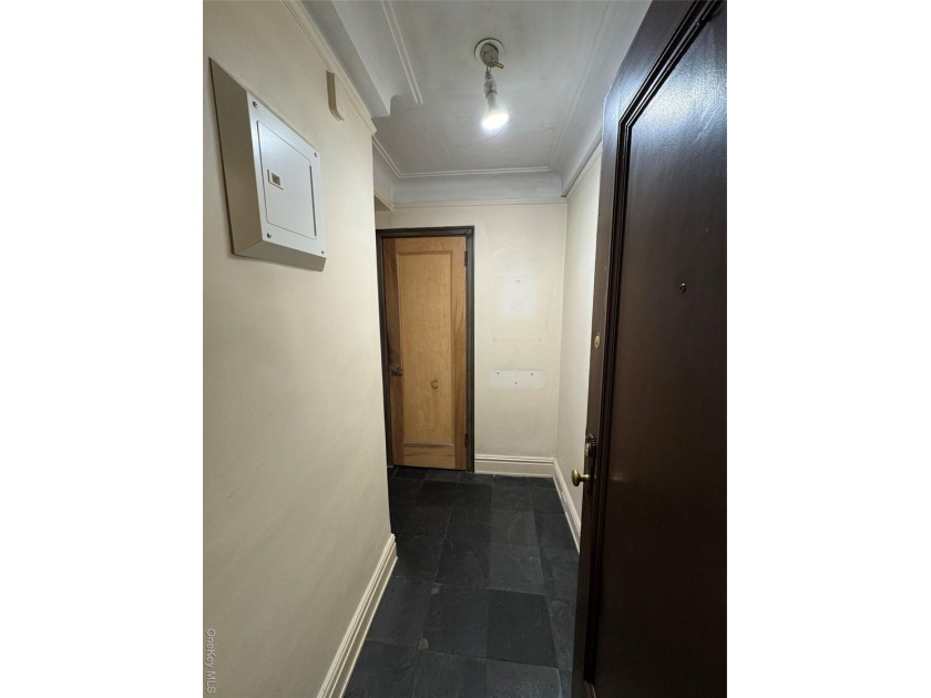 Welcome to this appealing 1-bedroom, 1-bathroom cooperative - photo 27