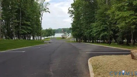 Welcome to Mill Run at Lake Anna. You will be impressed with the - photo 3