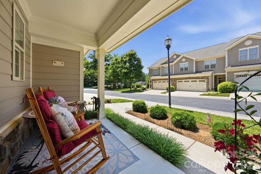 Welcome to this beautifully maintained 3-bedroom, 2.5-bath - photo 3