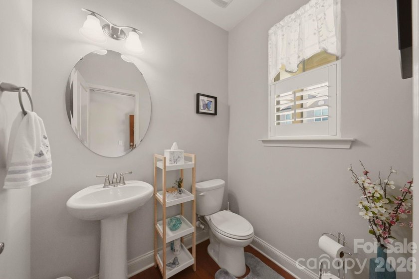 Welcome to this beautifully maintained 3-bedroom, 2.5-bath - photo 6