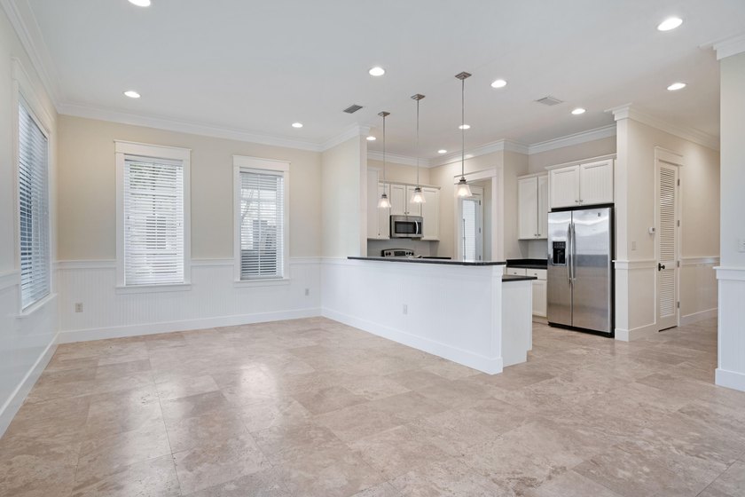 This 3 bed / 2 bath Florida Cottage style home in the lush and - photo 5