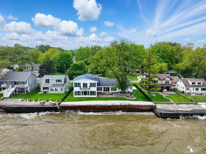 Wake up to see the sunrise over Lake Erie! Unique lakefront home - photo 4