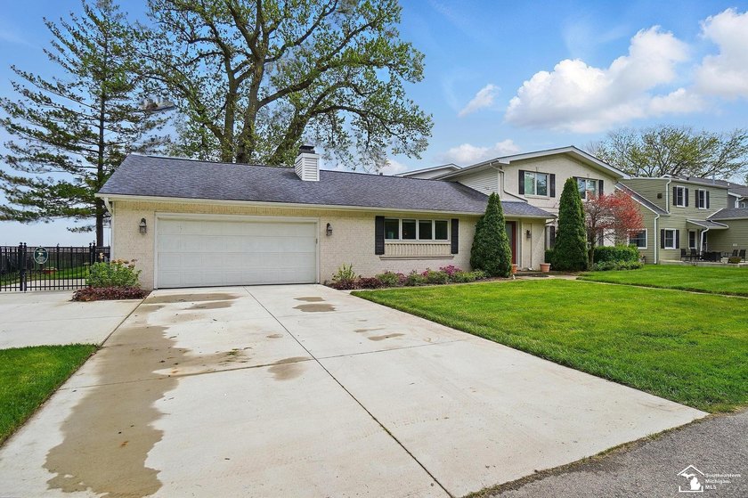 Wake up to see the sunrise over Lake Erie! Unique lakefront home - photo 6