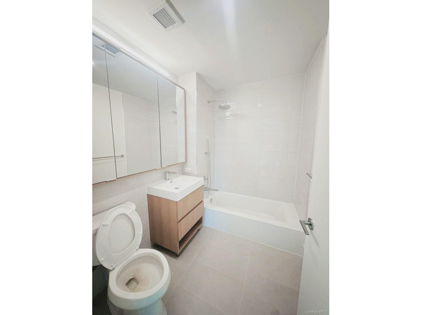 This bright and spacious 2-bedroom, 1-bathroom apartment is - photo 9