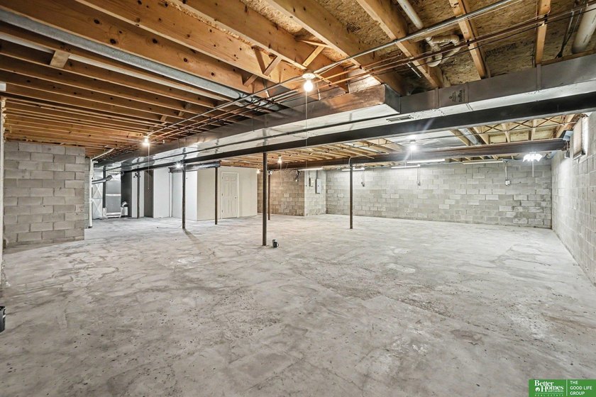 Extremely rare opportunity to own a spacious ranch-style home in - photo 31