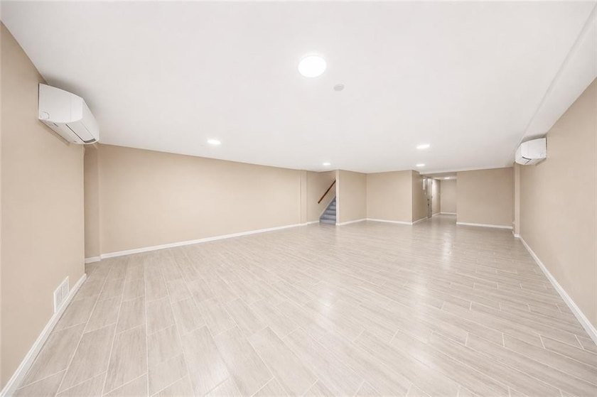 EXCEPTIONAL NEW CONSTRUCTION IN PRIME GRAVESEND - EACH RESIDENCE - photo 4