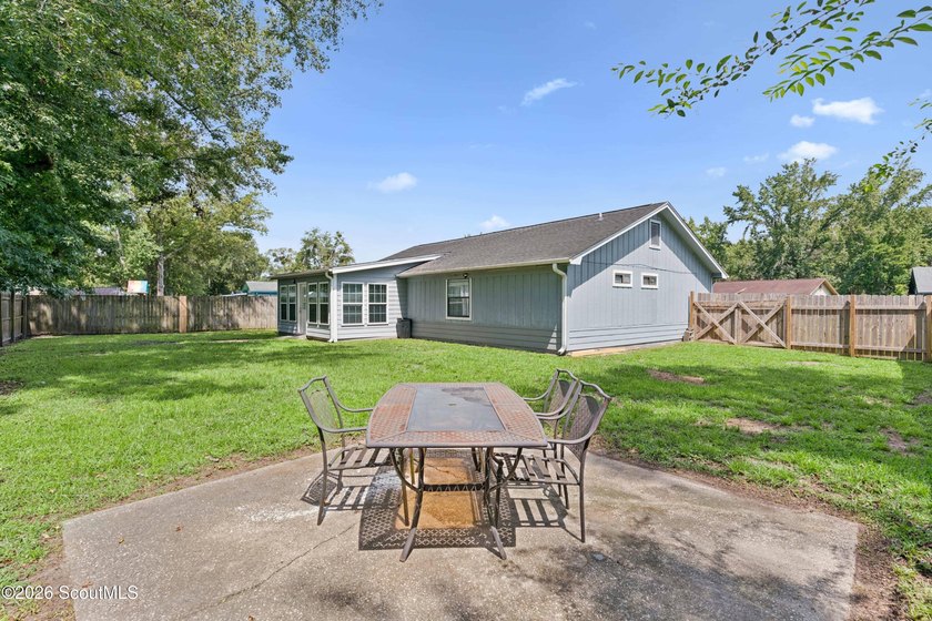 Welcome home to this well-maintained 3 bedroom, 2 bath residence - photo 4