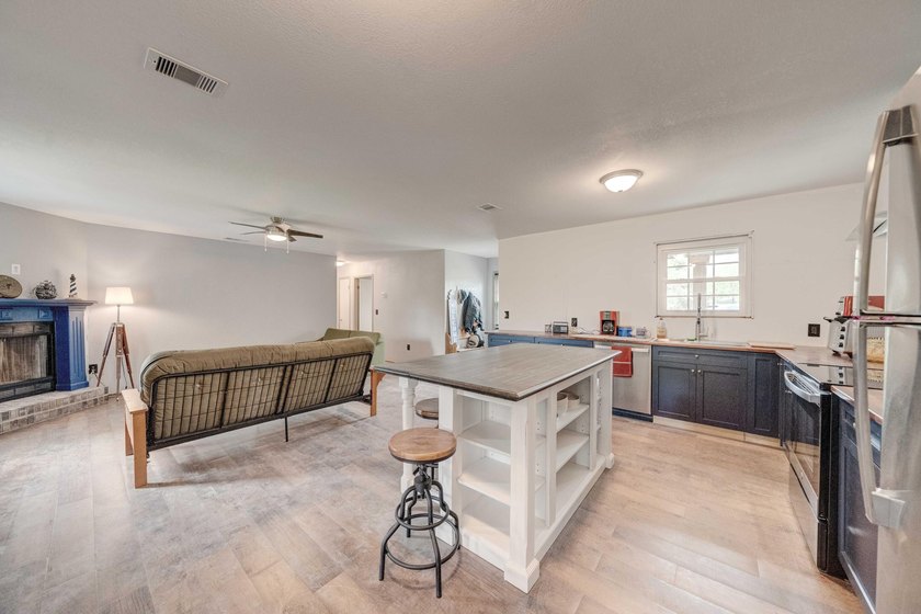 INVESTORS DREAM!!! Home was taken down to studs and rebuilt - photo 5