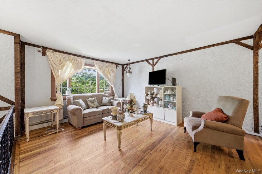 Welcome to this spacious hi-ranch in Bay Shore, offering endless - photo 5