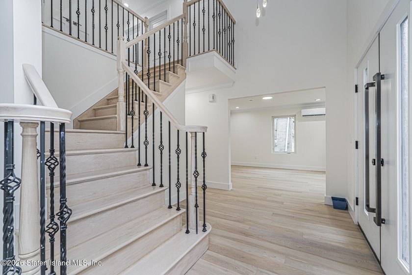 Luxury New Construction in Grymes Hill Introducing a newly - photo 3