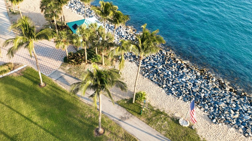 Elevated waterfront living is reimagined in this beautifully - photo 37