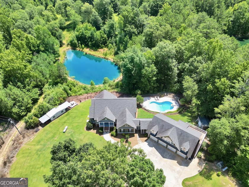 Welcome to your own beautiful estate, where luxury, cozy comfort - photo 4