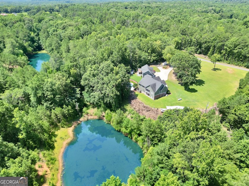 Welcome to your own beautiful estate, where luxury, cozy comfort - photo 5