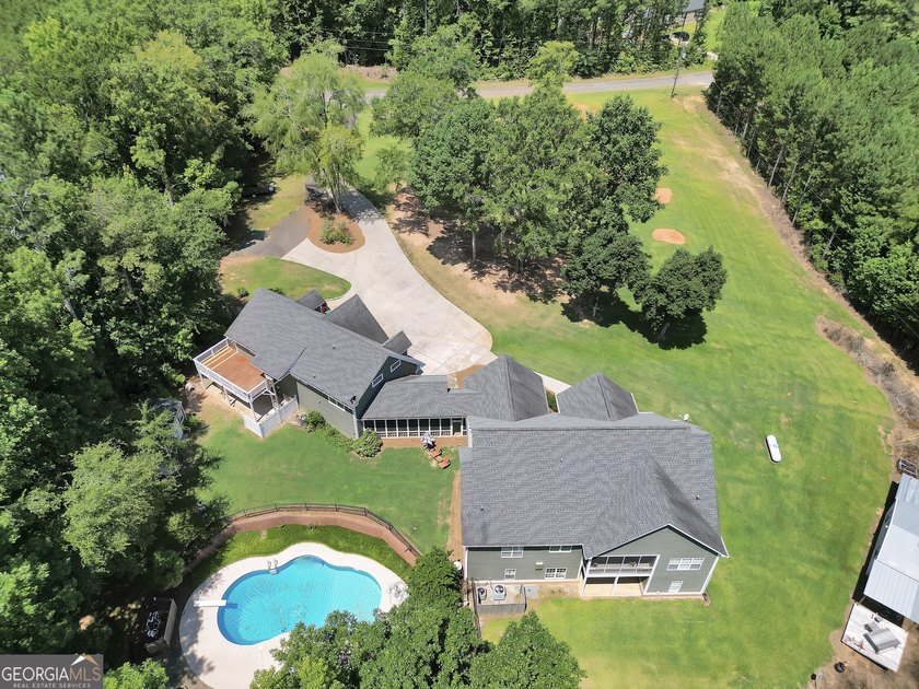 Welcome to your own beautiful estate, where luxury, cozy comfort - photo 6
