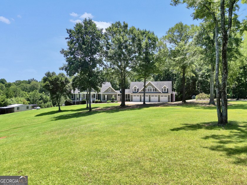 Welcome to your own beautiful estate, where luxury, cozy comfort - photo 7