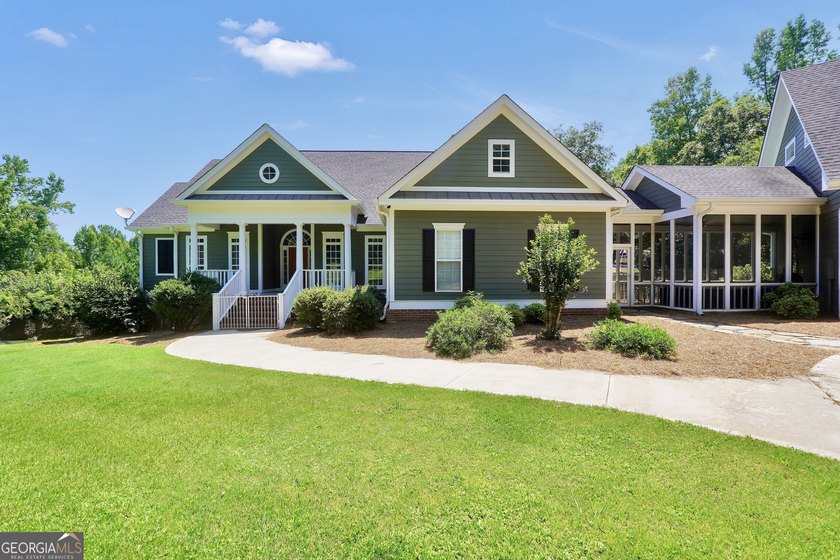 Welcome to your own beautiful estate, where luxury, cozy comfort - photo 8