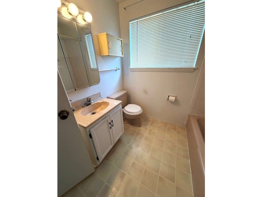 Well maintained, split-level ranch in great neighborhood. Step - photo 16