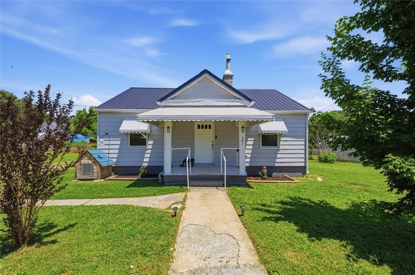 Adorable, freshly updated 2-bed, 1 bath bungalow located in the - photo 2