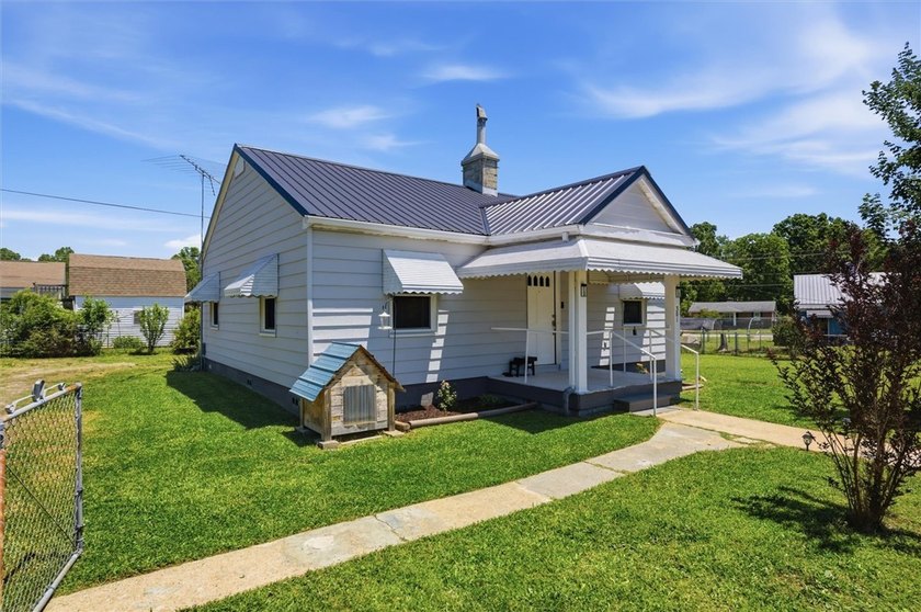 Adorable, freshly updated 2-bed, 1 bath bungalow located in the - photo 3