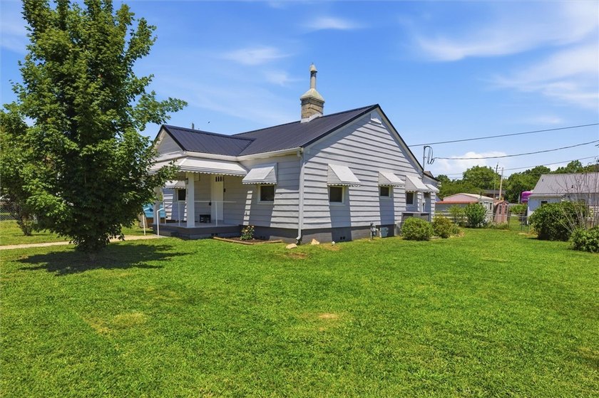 Adorable, freshly updated 2-bed, 1 bath bungalow located in the - photo 4