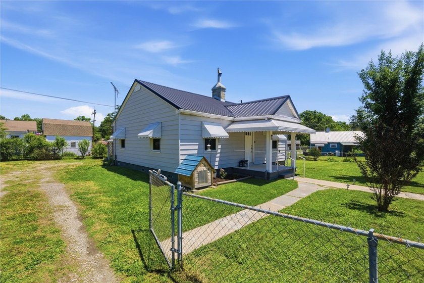 Adorable, freshly updated 2-bed, 1 bath bungalow located in the - photo 7