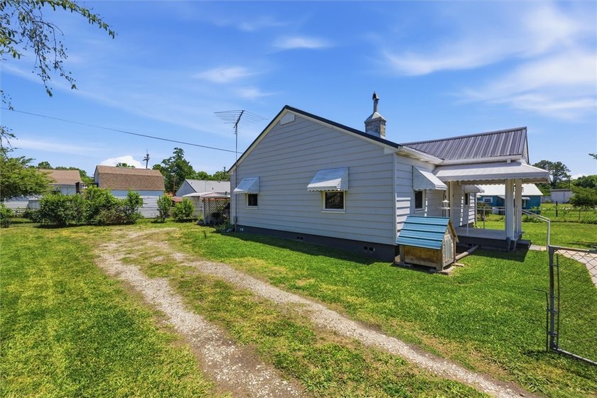 Adorable, freshly updated 2-bed, 1 bath bungalow located in the - photo 8