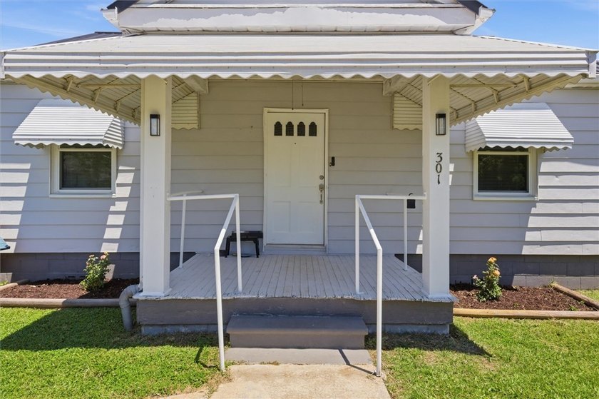 Adorable, freshly updated 2-bed, 1 bath bungalow located in the - photo 9
