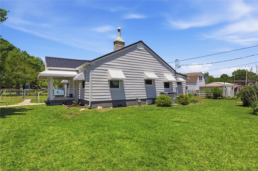 Adorable, freshly updated 2-bed, 1 bath bungalow located in the - photo 10
