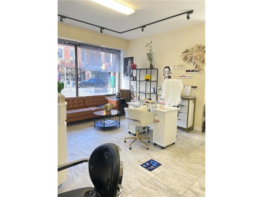 Exceptional opportunity to own a fully operating, turn-key - photo 3