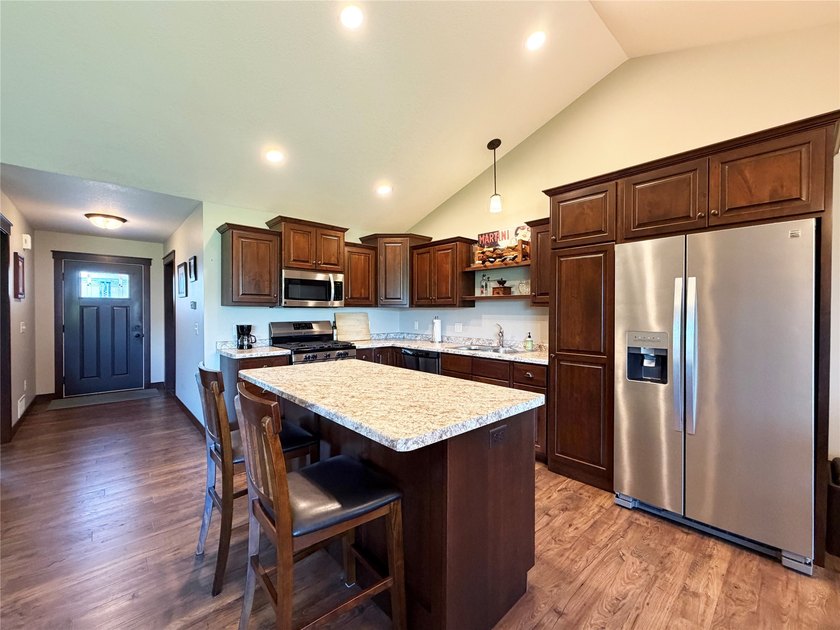 Welcome to this beautifully maintained 3-bedroom, 3-bath twin - photo 4