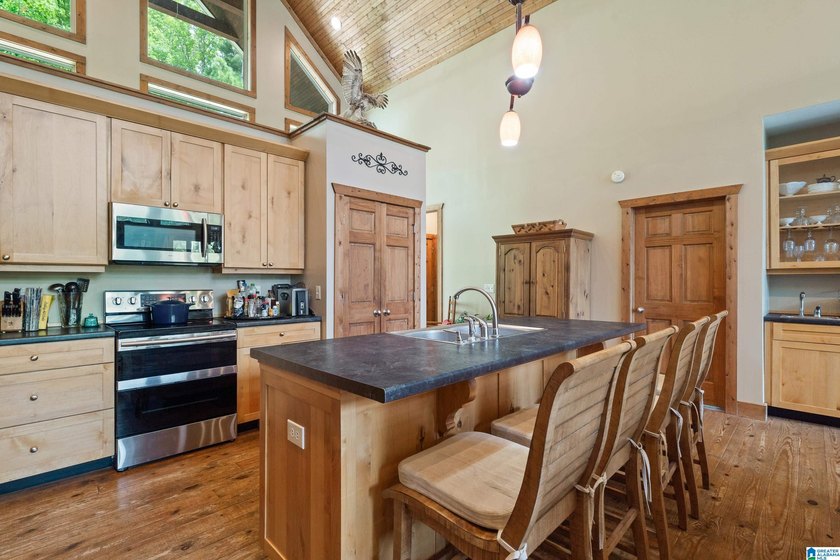 Beautiful 3-bedroom, 3 1/2 bath lakefront home that truly has it - photo 12