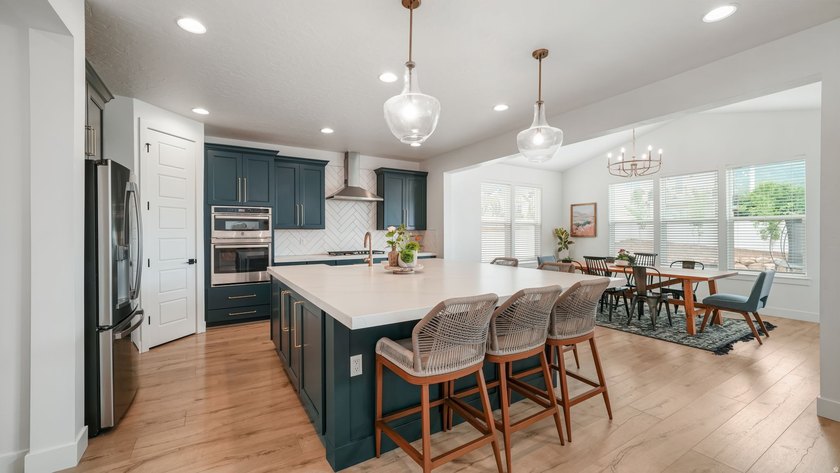 Stunning two-story home in quiet Ridge View Estates, Salem - photo 14
