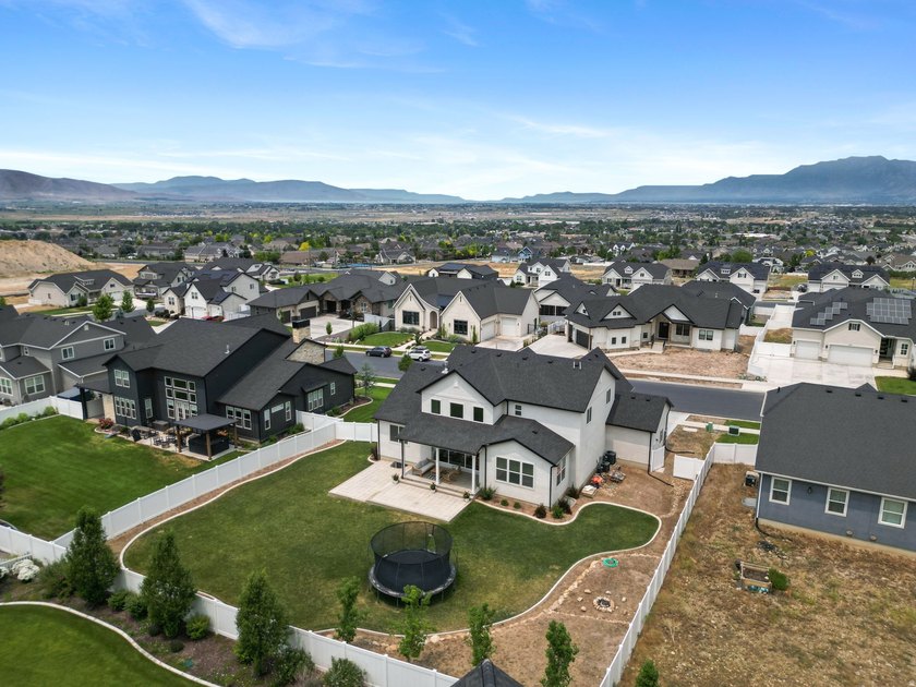 Stunning two-story home in quiet Ridge View Estates, Salem - photo 40