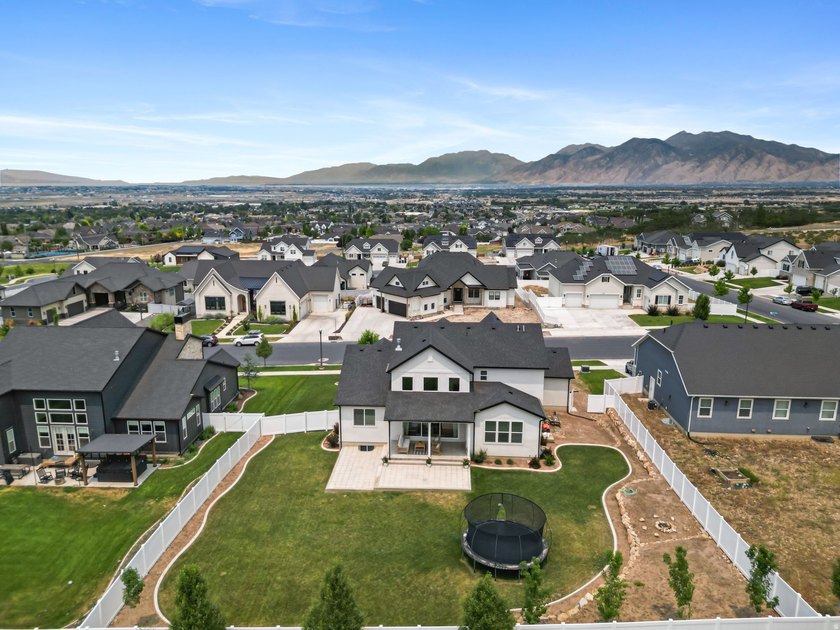 Stunning two-story home in quiet Ridge View Estates, Salem - photo 41