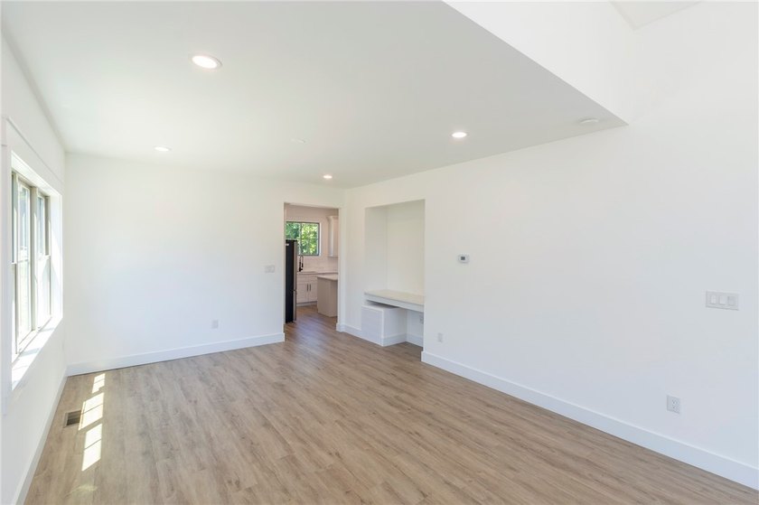 Experience the perfect blend of modern design and lakeside - photo 6