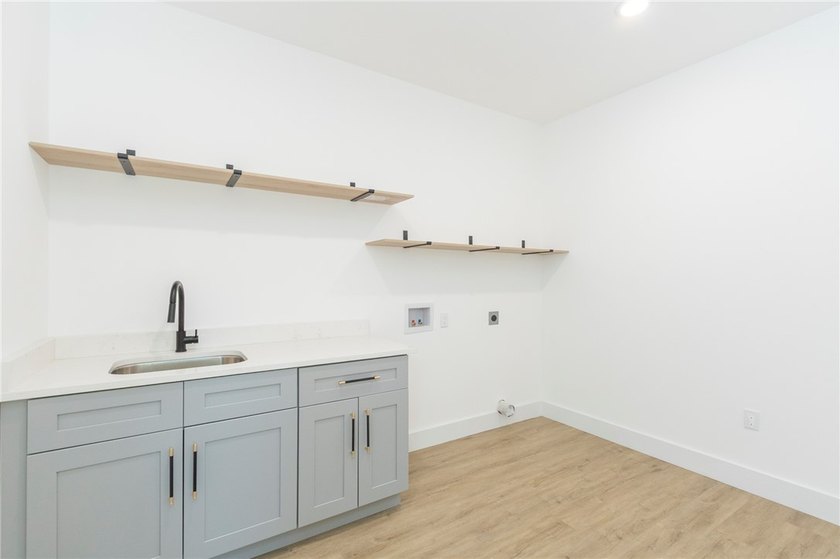 Experience the perfect blend of modern design and lakeside - photo 10