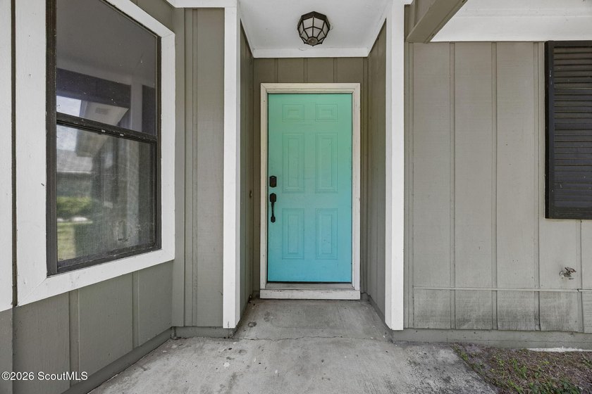 NO HOA, NO FLOOD ZONE AND FENCED BACKYARD!Move-in ready and - photo 4