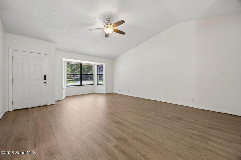 NO HOA, NO FLOOD ZONE AND FENCED BACKYARD!Move-in ready and - photo 8