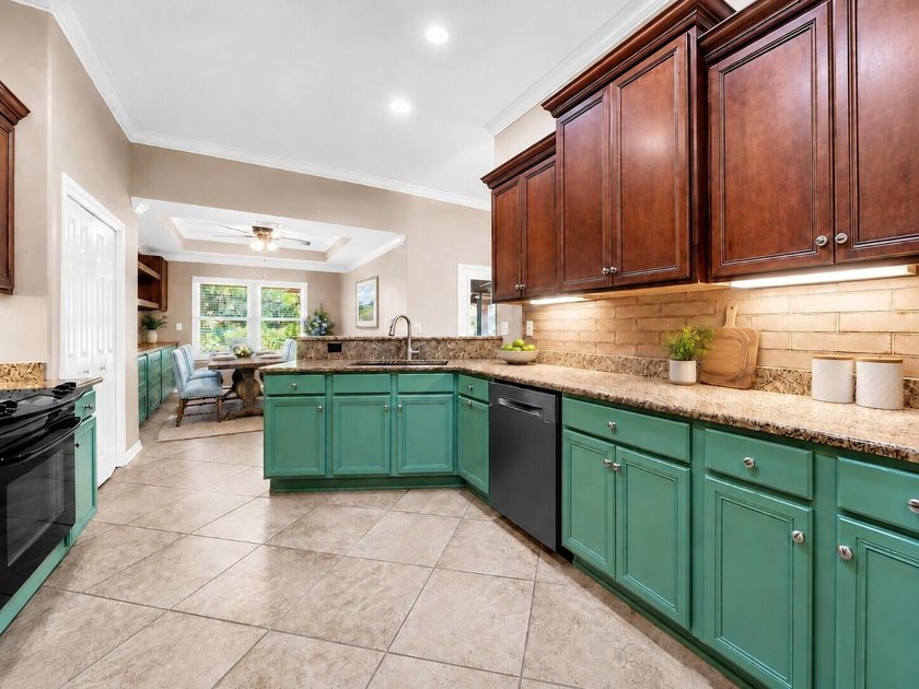 IT'S A LIFESTYLE!!! Nestled between two sought after communities - photo 10