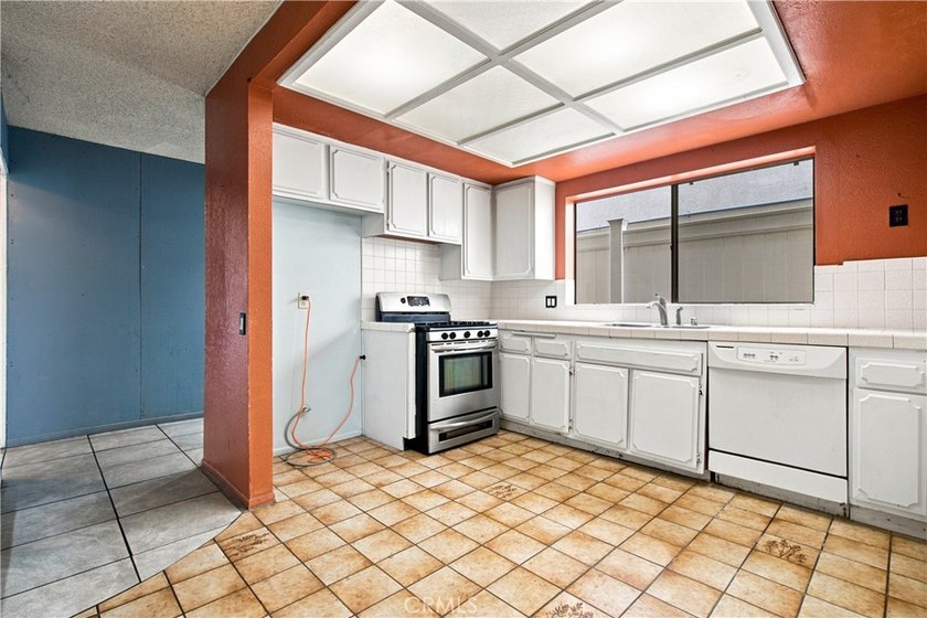 Downtown Huntington Beach Fixer Opportunity! Rare opportunity to - photo 12